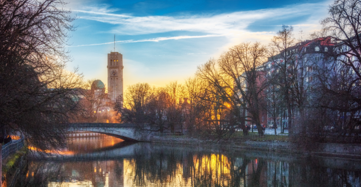 I can't afford moving to Munich due to a scammer taking away my internship
