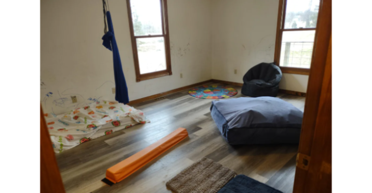 Het creëren van een grotere en prikkelarme kamer voor mijn autistische broe