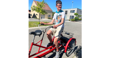 Help Lucas trappen en lachen - op weg naar die fiets en een ijsje